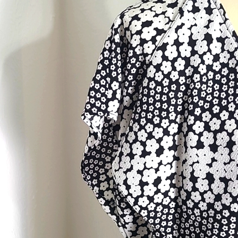 Michael Kors Black & White Floral Sleeveless Blouse, Front Curved Flap, Sz Large - Picture 5 of 10